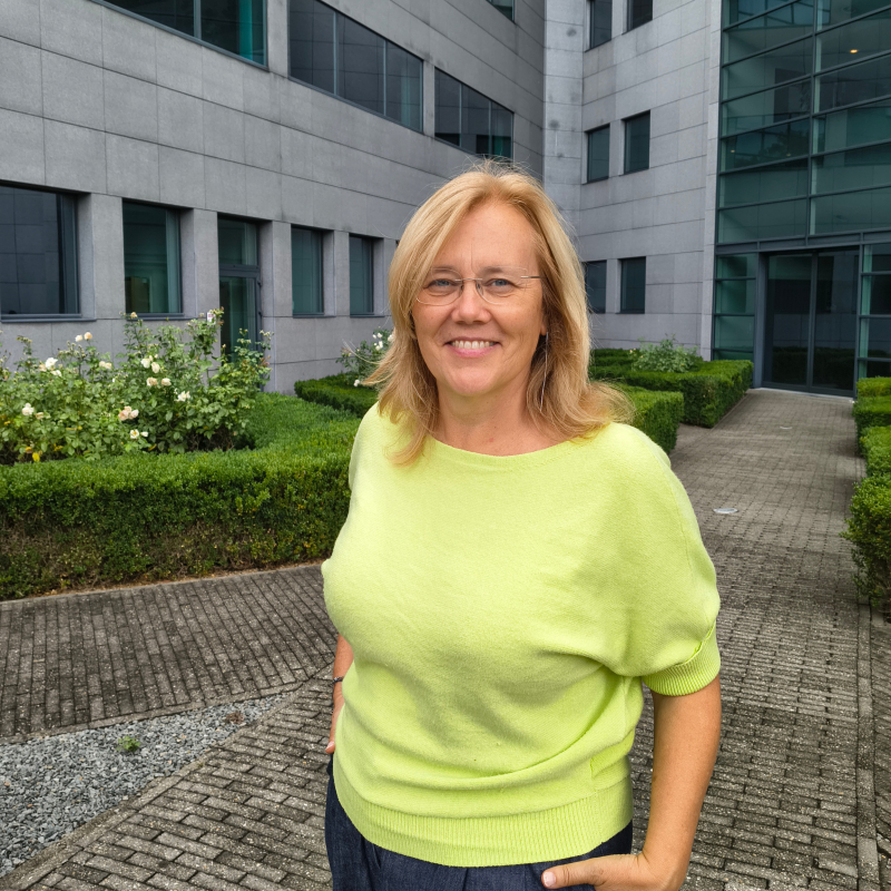 Vrouw staat voor het Solidaris kantoor