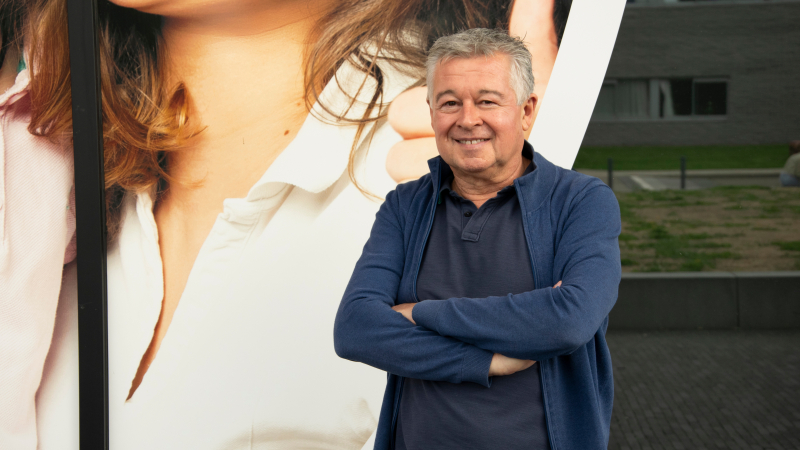 Man staat voor een Solidaris kantoor