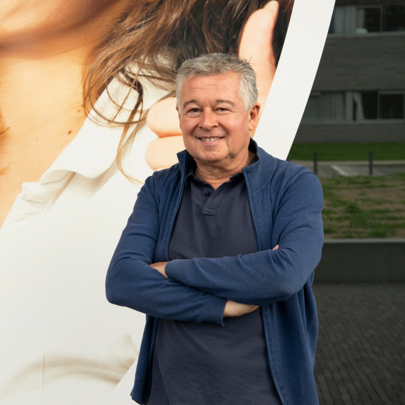 Man staat voor een Solidaris kantoor