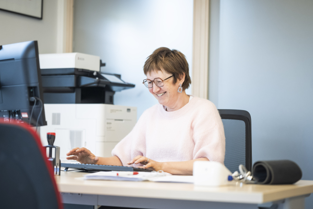 Lieve aan haar bureau